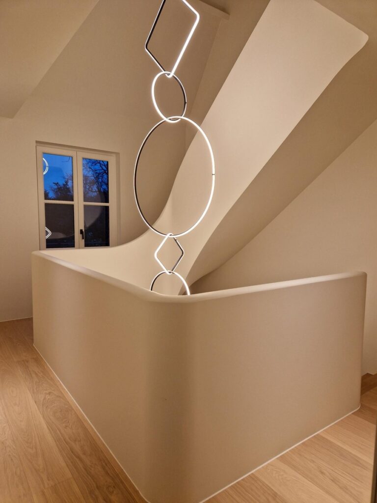 ibiza stijl trap,boho,bohemian,designtrap,houten trap met volle witte leuning,interieur,moderne,luxe,villa,Wassenaar,Nederland