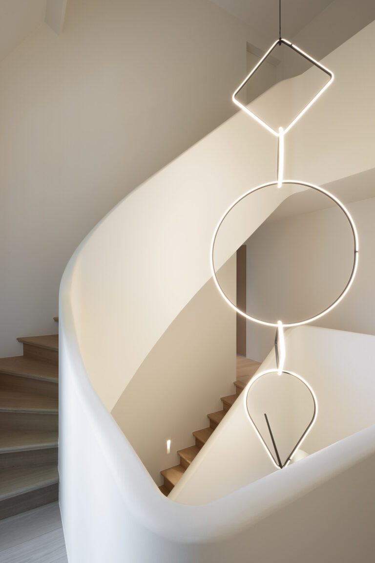 ibiza stijl trap,boho,bohemian,designtrap,houten trap met volle witte leuning,interieur,moderne,luxe,villa,Wassenaar,Nederland