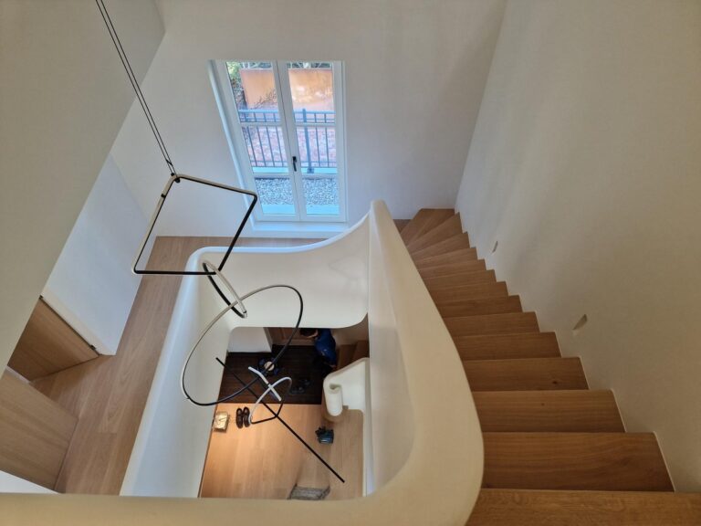ibiza stijl trap,boho,bohemian,designtrap,houten trap met volle witte leuning,interieur,moderne,luxe,villa,Wassenaar,Nederland