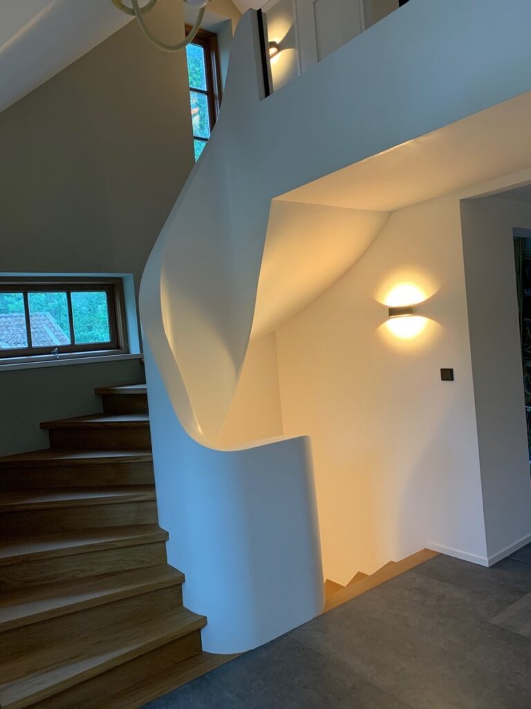 ibiza trap,houten trap,witte volle leuning,trappenmaker,hilversum,nederland