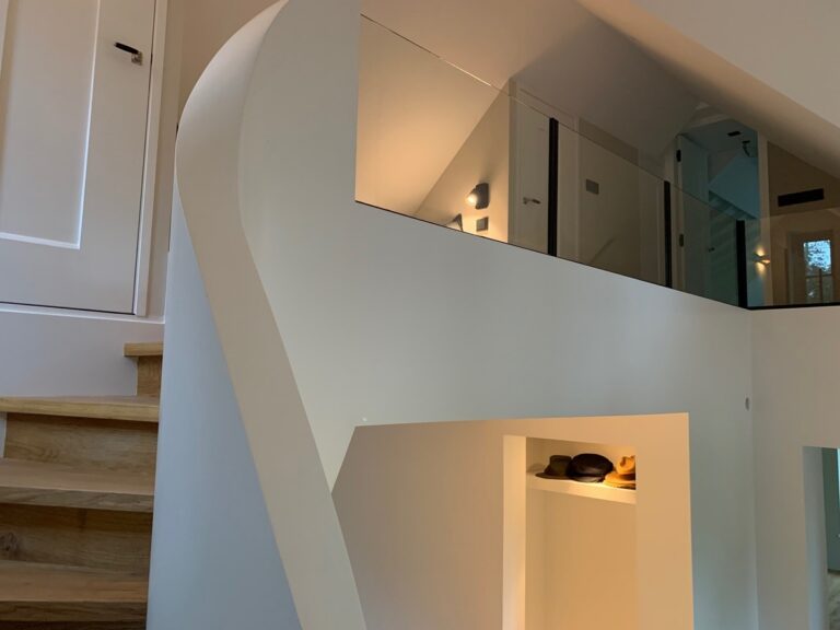 ibiza trap,houten trap,witte volle leuning,trappenmaker,hilversum,nederland