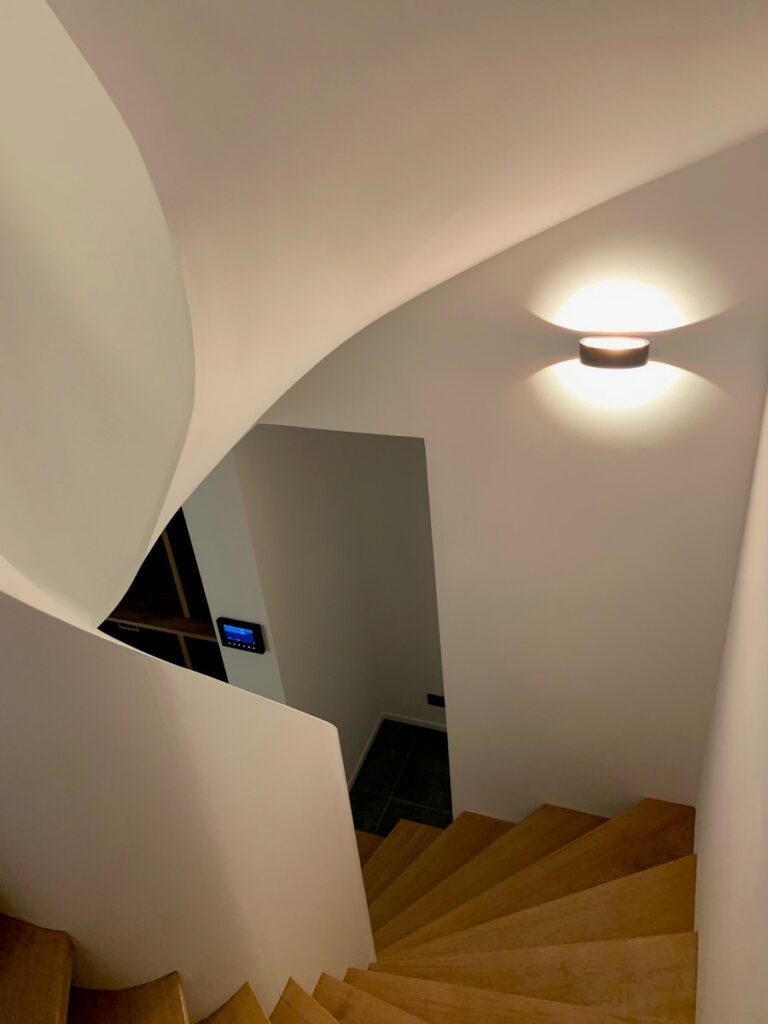 ibiza trap,houten trap,witte volle leuning,trappenmaker,hilversum,nederland
