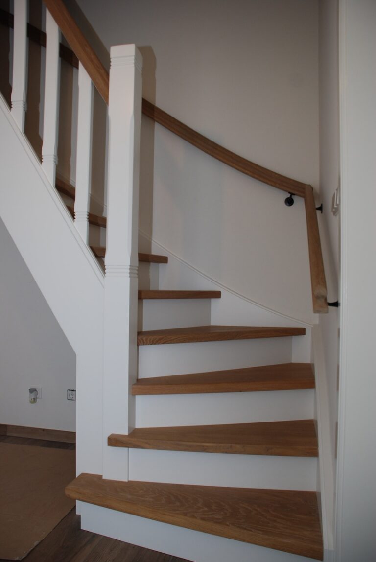 houten trap,jaren 30 trap,witte balustrade,witte tegentreden,witte trapwang,witte trappaal,houten handgreep,houten treden,Hoeven,Nederland