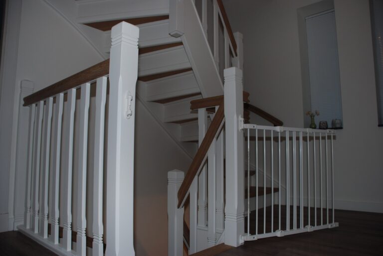 houten trap,jaren 30 trap,witte balustrade,witte tegentreden,witte trapwang,witte trappaal,houten handgreep,houten treden,Hoeven,Nederland