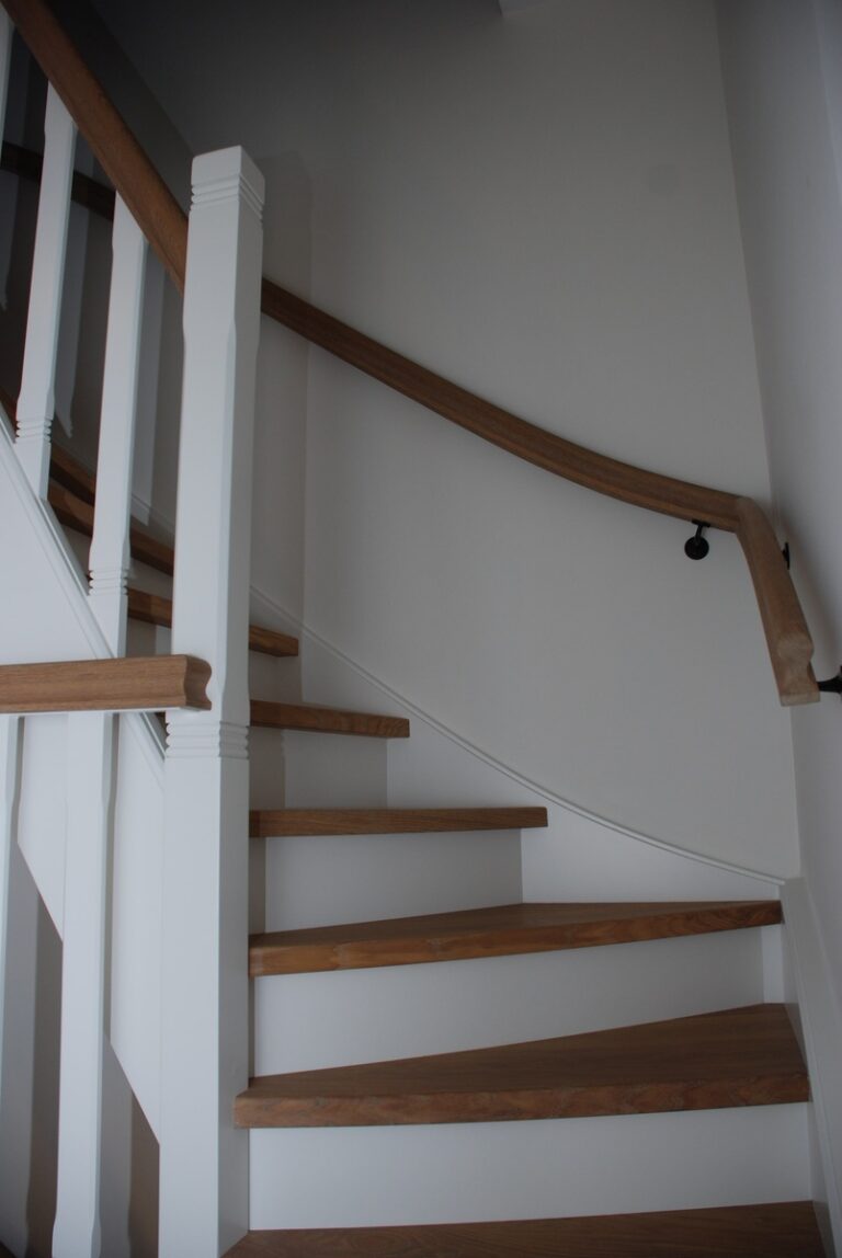 houten trap,jaren 30 trap,witte balustrade,witte tegentreden,witte trapwang,witte trappaal,houten handgreep,houten treden,Hoeven,Nederland