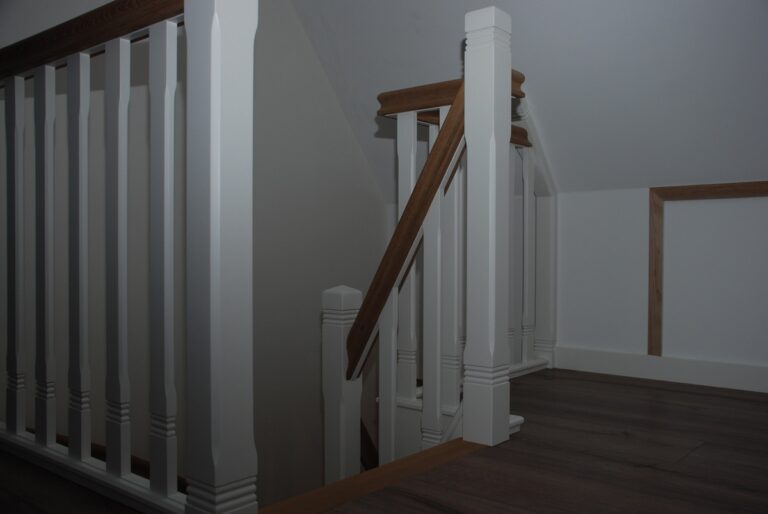 houten trap,jaren 30 trap,witte balustrade,witte tegentreden,witte trapwang,witte trappaal,houten handgreep,houten treden,Hoeven,Nederland