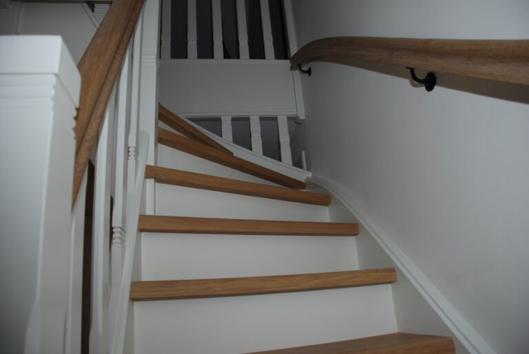 houten trap,jaren 30 trap,witte balustrade,witte tegentreden,witte trapwang,witte trappaal,houten handgreep,houten treden,Hoeven,Nederland