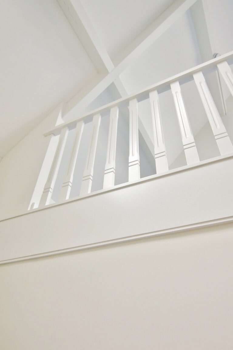 houten trap,jaren 30 trap,witte balustrade,witte tegentreden,witte trapwang,witte trappaal,houten handgreep,houten treden,Ouddorp,Nederland