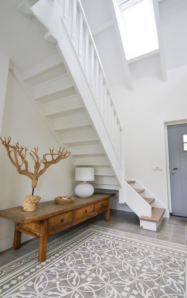 houten trap,jaren 30 trap,witte balustrade,witte tegentreden,witte trapwang,witte trappaal,houten handgreep,houten treden,Ouddorp,Nederland