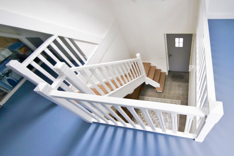 houten trap,jaren 30 trap,witte balustrade,witte tegentreden,witte trapwang,witte trappaal,houten handgreep,houten treden,Ouddorp,Nederland