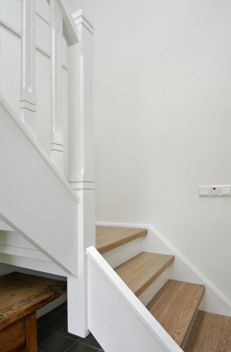 houten trap,jaren 30 trap,witte balustrade,witte tegentreden,witte trapwang,witte trappaal,houten handgreep,houten treden,Ouddorp,Nederland
