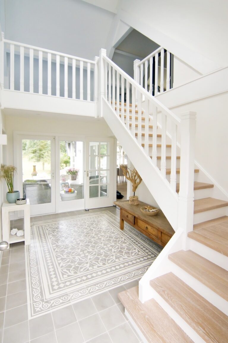 houten trap,jaren 30 trap,witte balustrade,witte tegentreden,witte trapwang,witte trappaal,houten handgreep,houten treden,Ouddorp,Nederland