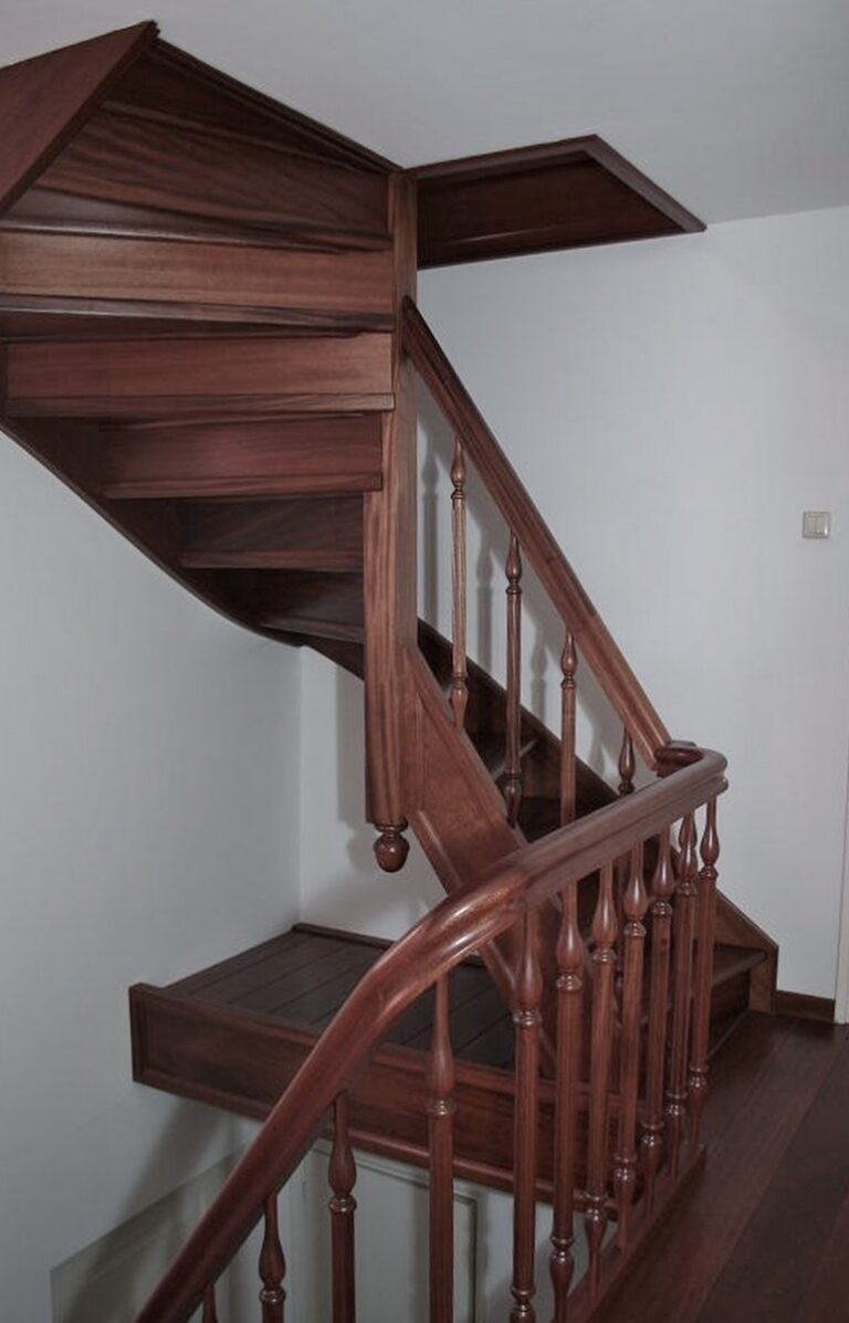 klassieke trap,amerikaanse stijl,houten trap,mahonie trap,mahoniehout,Sassenheim,Nederland