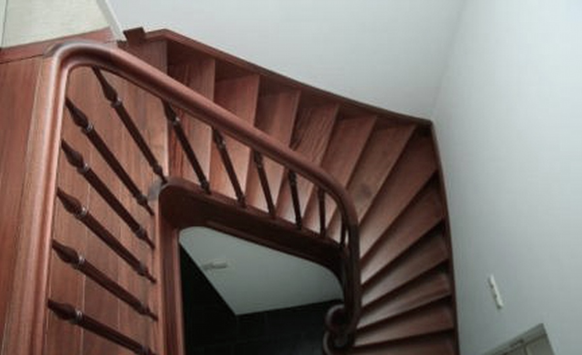 klassieke trap,amerikaanse stijl,houten trap,mahonie trap,mahoniehout,Sassenheim,Nederland