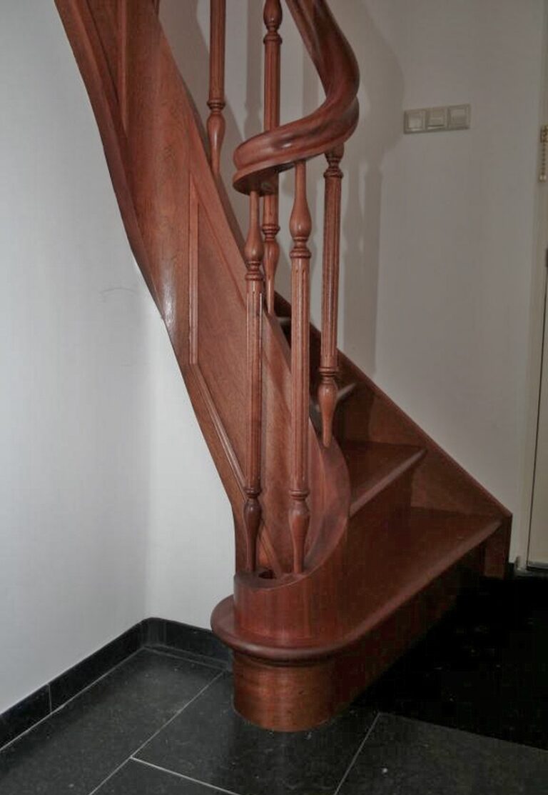 klassieke trap,amerikaanse stijl,houten trap,mahonie trap,mahoniehout,Sassenheim,Nederland