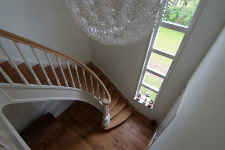 klassieke trap,houten trap,trap op maat,wit,eikenhout,Haamstede,Nederland