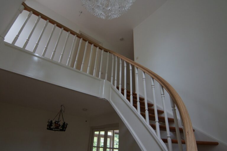 klassieke trap,houten trap,trap op maat,wit,eikenhout,Haamstede,Nederland