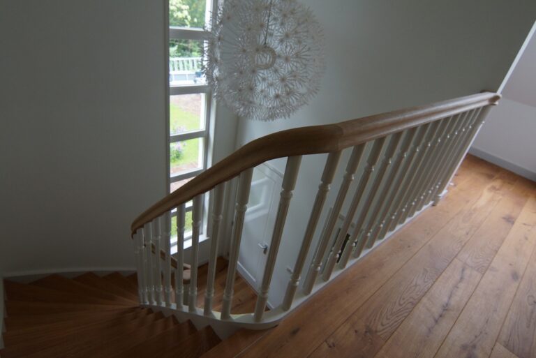 klassieke trap,houten trap,trap op maat,wit,eikenhout,Haamstede,Nederland