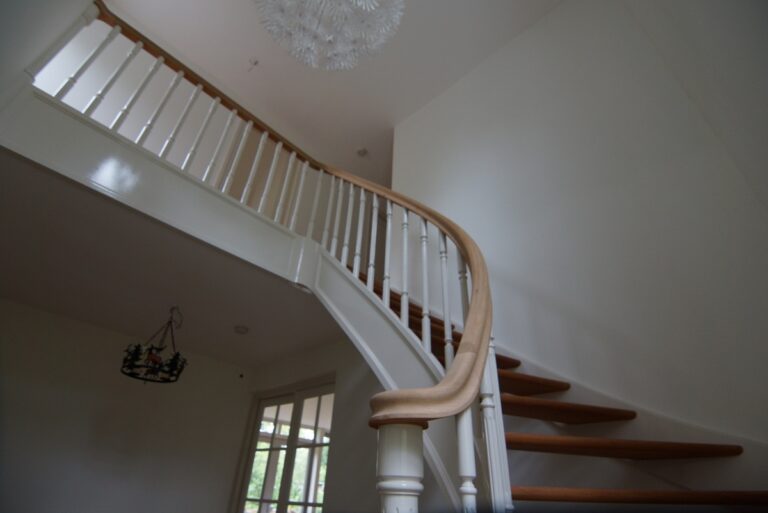 klassieke trap,houten trap,trap op maat,wit,eikenhout,Haamstede,Nederland