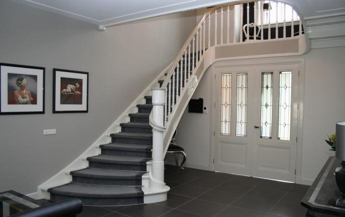 klassieke trap,houten trap,bekleding,tapijt,gestoffeerd,wit geschilderd,trap op maat,Duiven,Nederland