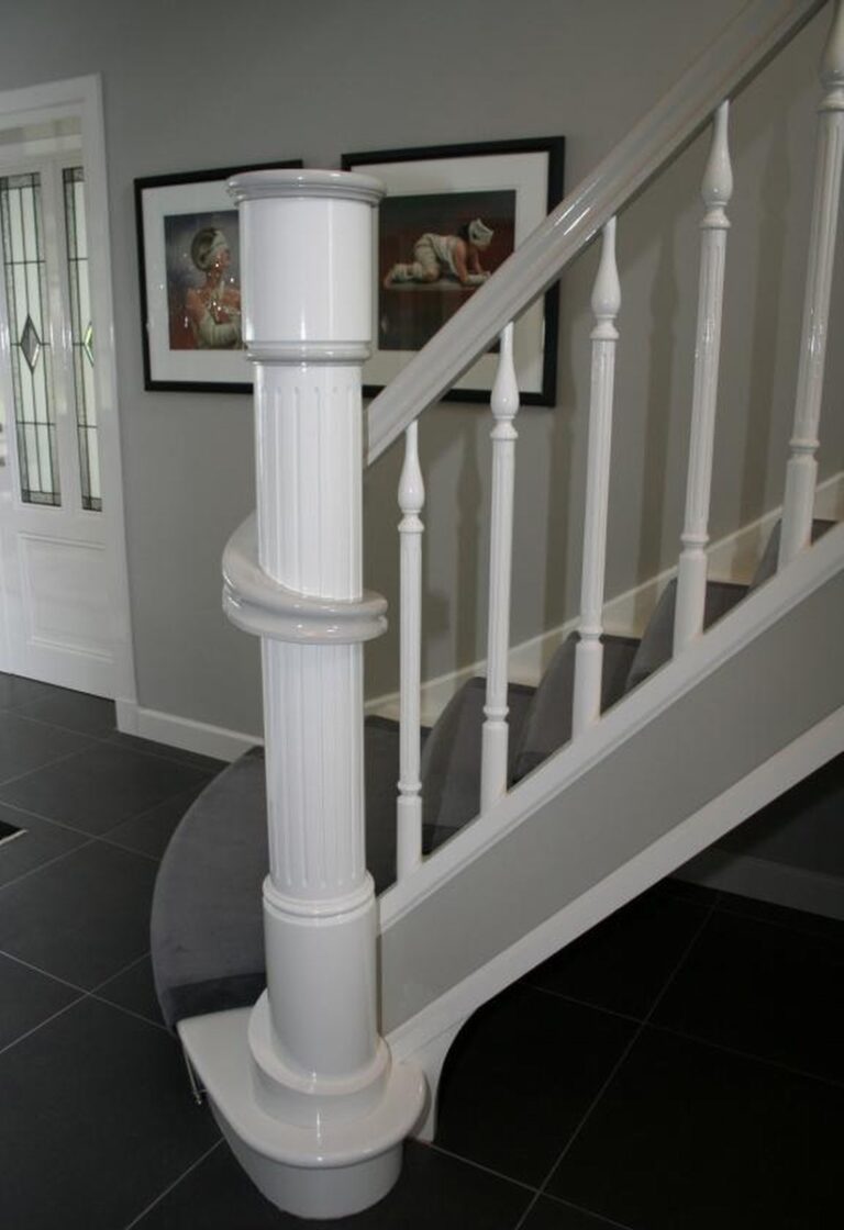 klassieke trap,houten trap,bekleding,tapijt,gestoffeerd,wit geschilderd,trap op maat,Duiven,Nederland