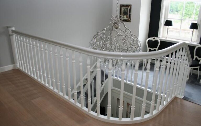 klassieke trap,houten trap,bekleding,tapijt,gestoffeerd,wit geschilderd,trap op maat,Duiven,Nederland