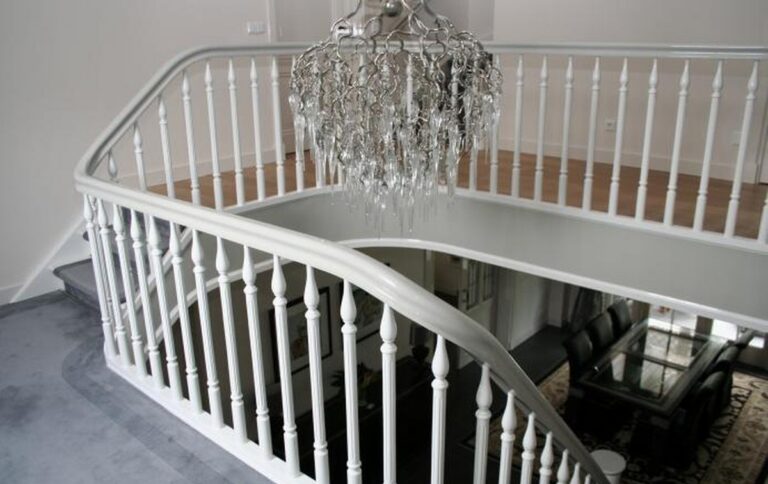 klassieke trap,houten trap,bekleding,tapijt,gestoffeerd,wit geschilderd,trap op maat,Duiven,Nederland