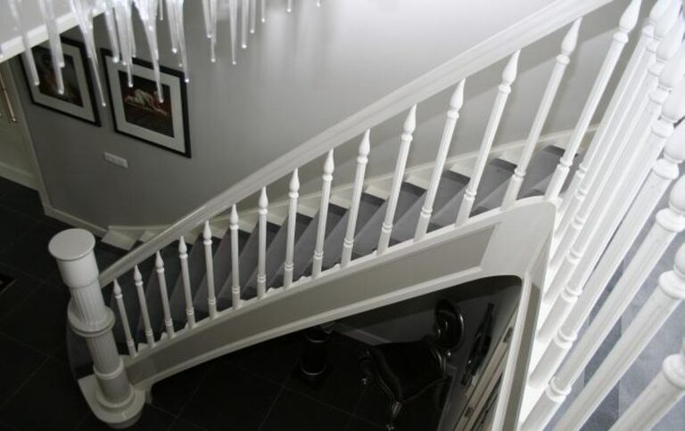 klassieke trap,houten trap,bekleding,tapijt,gestoffeerd,wit geschilderd,trap op maat,Duiven,Nederland