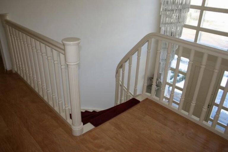 klassieke trap,houten trap,witte trap,wrongstukken,caneluren,rode loper,Oss,Nederland