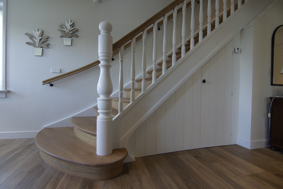 klassieke trap,houten trap,wit geschilderd,combinatie van witte trapdelen en houten treden,Kudelstaart,Nederland