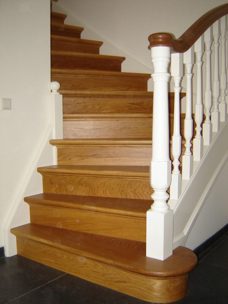 klassieke trap,houten trap,wit,geschilderd,Hoeven,Nederland