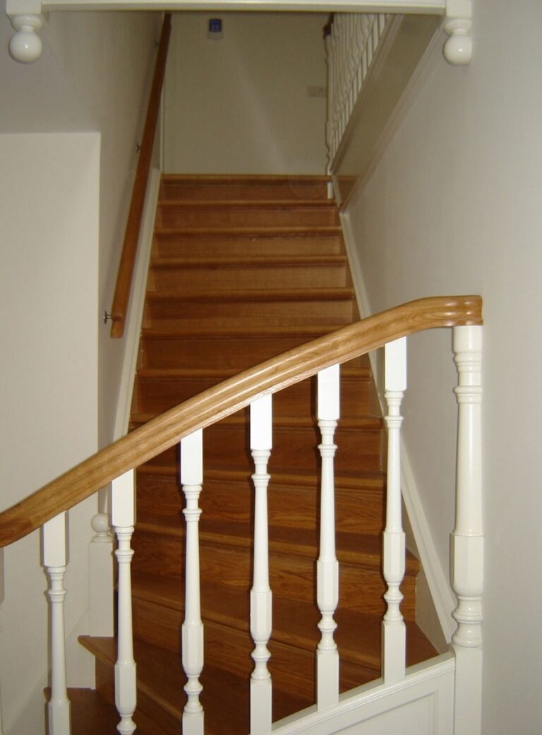 klassieke trap,houten trap,wit,geschilderd,Hoeven,Nederland