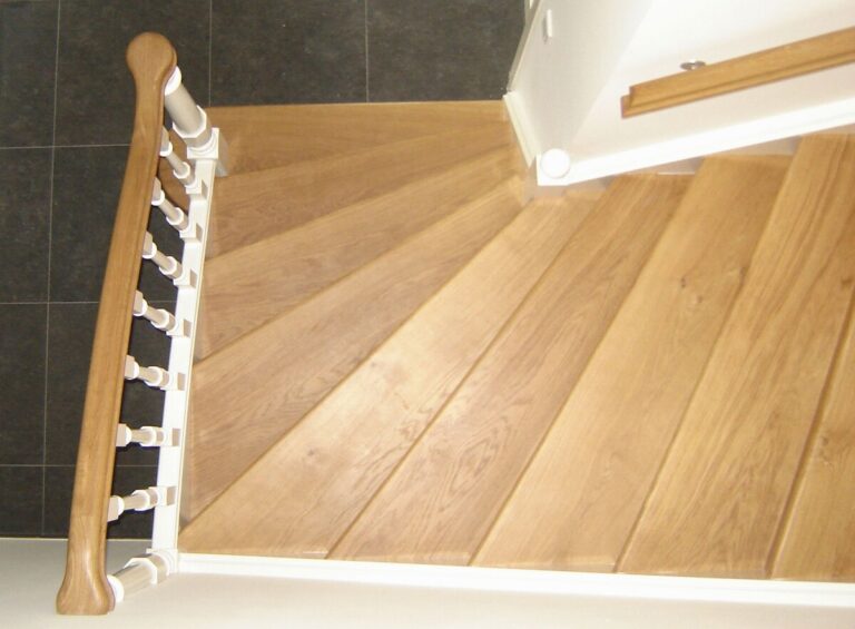 klassieke trap,houten trap,wit,geschilderd,Hoeven,Nederland