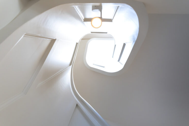 klassieke trap,witte leuning,witte blokleuning,goes,nederland