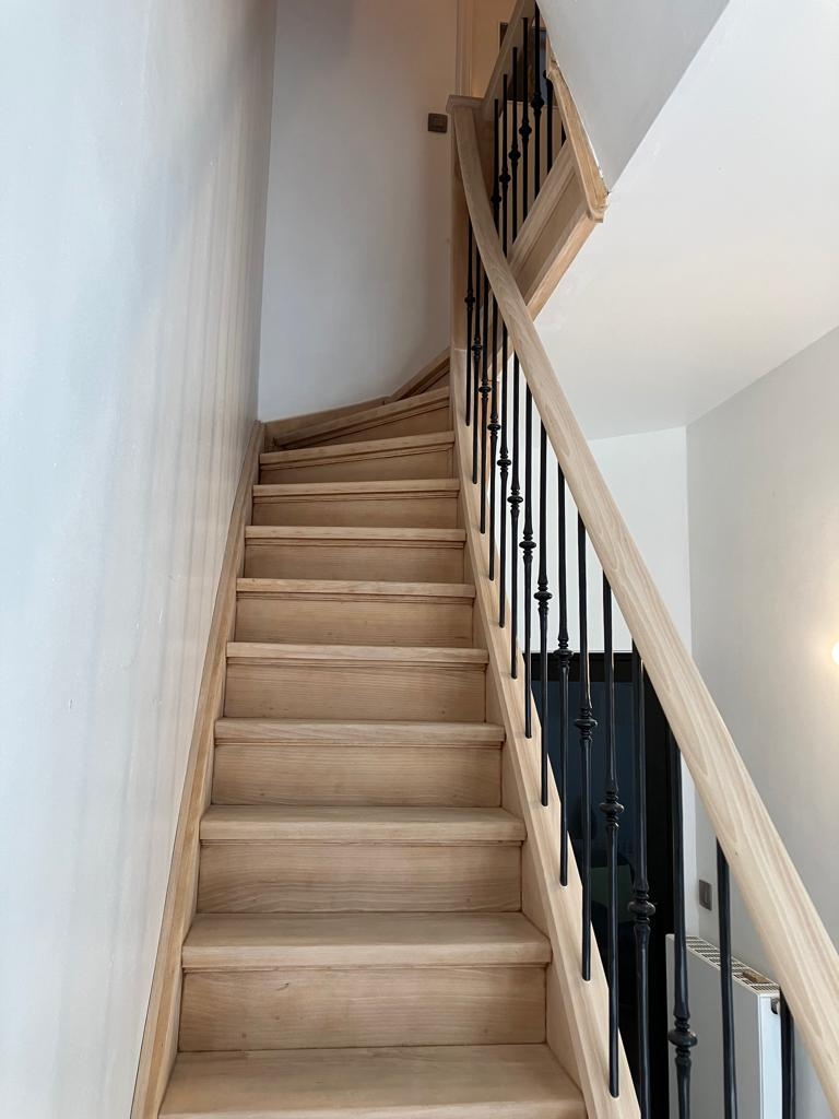 landelijke trap,houten trap,smeedijzeren trapspijlen,balusters,trappenmaker,antwerpen