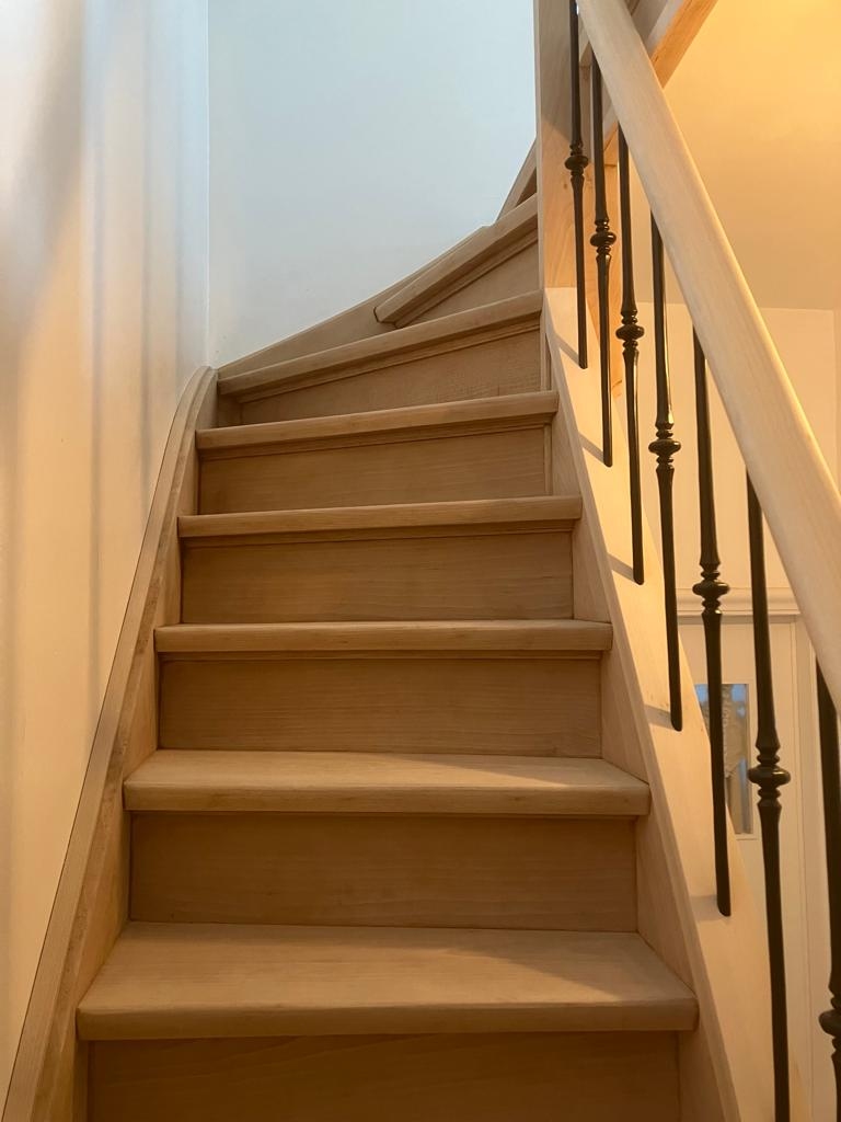 landelijke trap,houten trap,smeedijzeren trapspijlen,balusters,trappenmaker,antwerpen