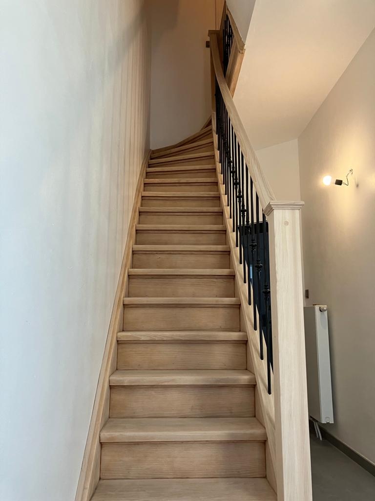 landelijke trap,houten trap,smeedijzeren trapspijlen,balusters,trappenmaker,antwerpen