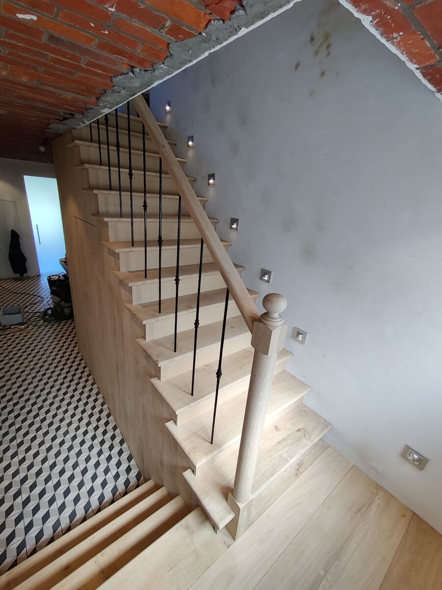 landelijke trap,engelse stijl trap,smeedijzeren trapspijlen,tijdens plaatsing,kalmthout