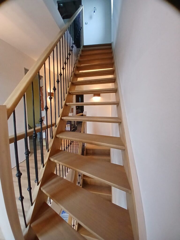 landelijke trap,houten trap,smeedijzeren trapspijlen,trappenmaker,rijkevorsel
