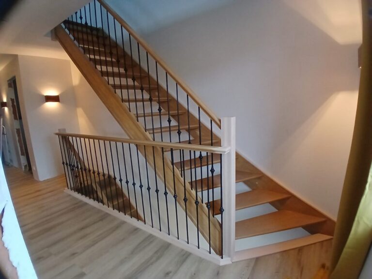 landelijke trap,houten trap,smeedijzeren trapspijlen,trappenmaker,rijkevorsel