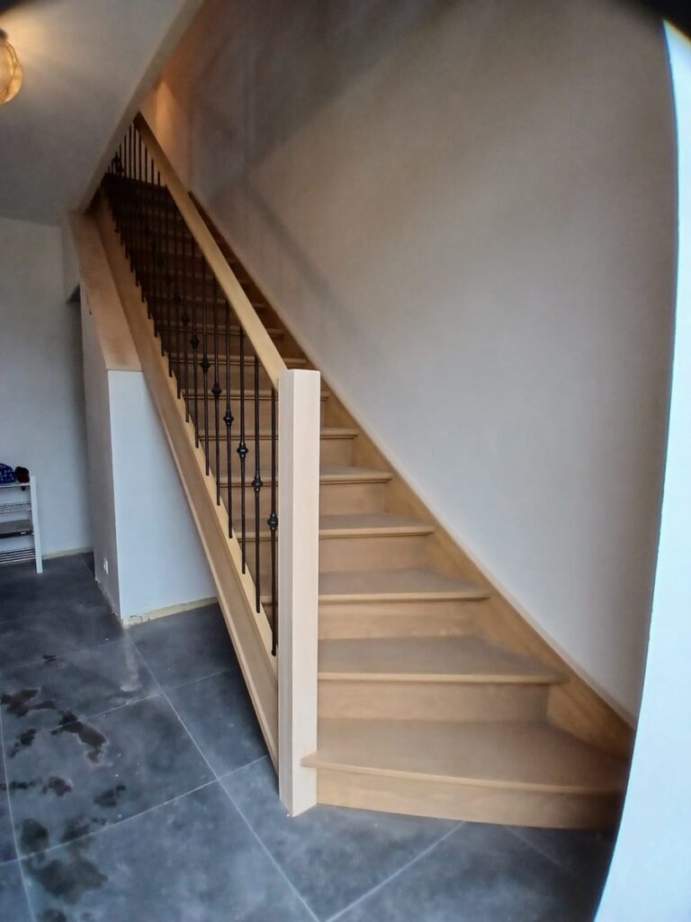 landelijke trap,houten trap,smeedijzeren trapspijlen,trappenmaker,rijkevorsel