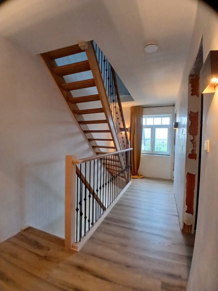 landelijke trap,houten trap,smeedijzeren trapspijlen,trappenmaker,rijkevorsel