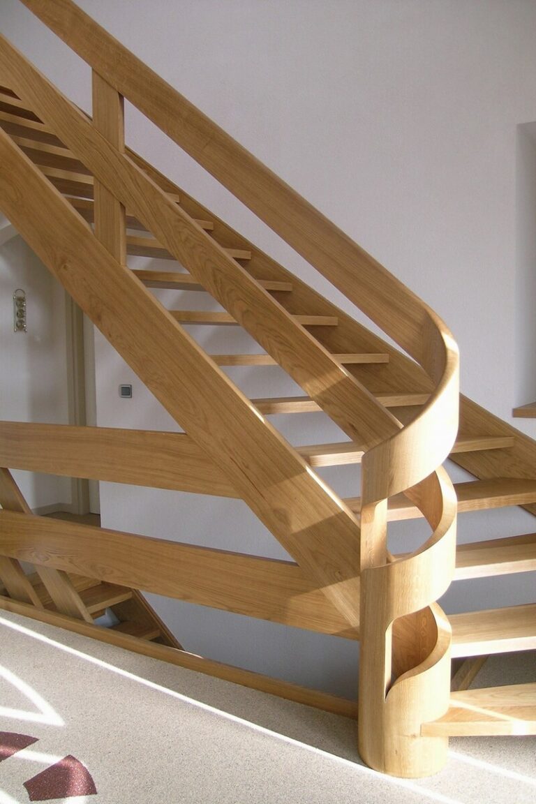 houten trap,moderne trap,designtrap,sculptuur,planken grepen,cilindervormige trappaal,trapboom,vloeiend,overgang,breda,nederland