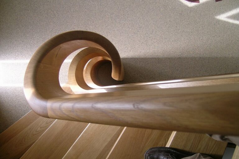 houten trap,moderne trap,designtrap,sculptuur,planken grepen,cilindervormige trappaal,trapboom,vloeiend,overgang,breda,nederland