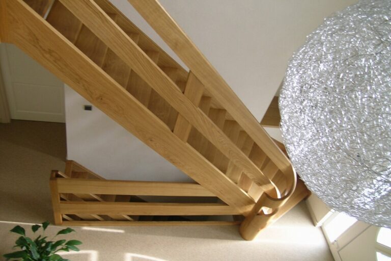houten trap,moderne trap,designtrap,sculptuur,planken grepen,cilindervormige trappaal,trapboom,vloeiend,overgang,breda,nederland