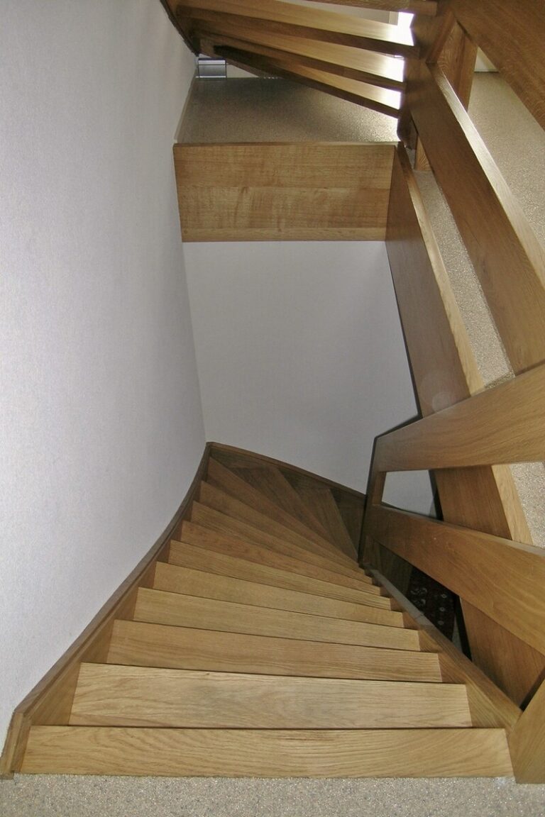 houten trap,moderne trap,designtrap,sculptuur,planken grepen,cilindervormige trappaal,trapboom,vloeiend,overgang,breda,nederland