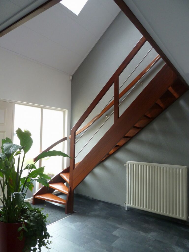 moderne trap,houten trap,mahoniehout,mahoniehouten trap,RVS,roestvrij staal,open trap,trappenmaker,Klundert,Nederland,zicht in traphal,beneden