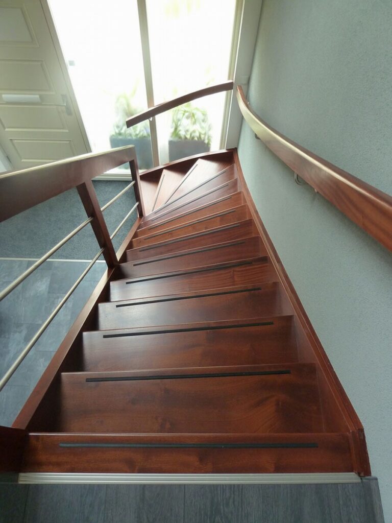moderne trap,houten trap,mahoniehout,mahoniehouten trap,RVS,roestvrij staal,open trap,trappenmaker,Klundert,Nederland,zicht op de treden,anti-slip,houten muurgreep