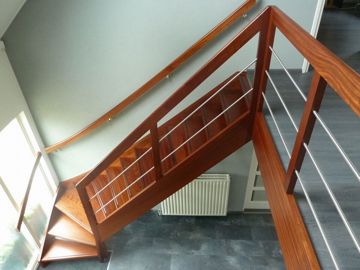 moderne trap,houten trap,mahoniehout,mahoniehouten trap,RVS,roestvrij staal,open trap,trappenmaker,Klundert,Nederland
