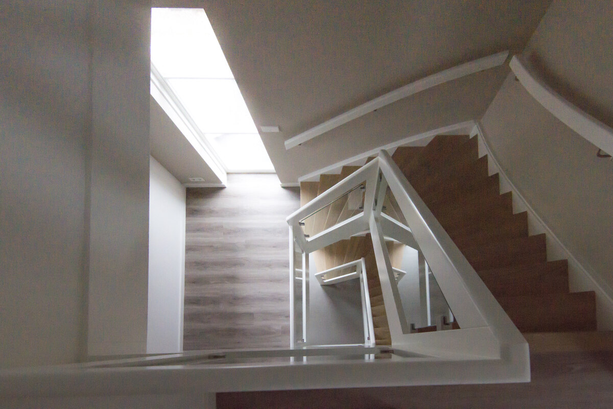 moderne trap,houten trap,witte leuning,witte balustrade,glazen wand,trappenmaker,etten-leur,nederland